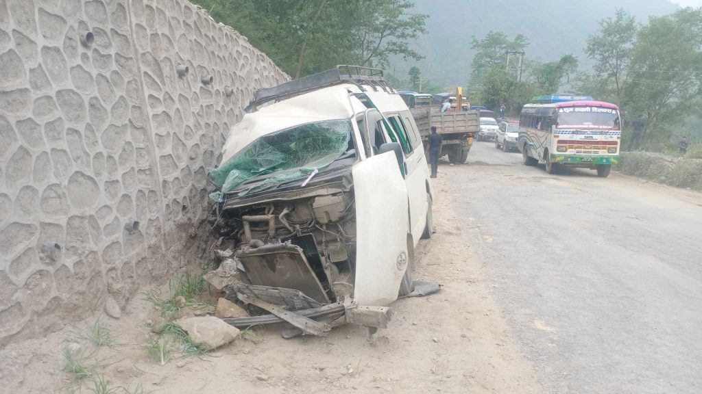 मुग्लिनमा माइक्रोबस र टिपर ठोक्किँदा १३ जना घाइते, दुईको अवस्था गम्भीर