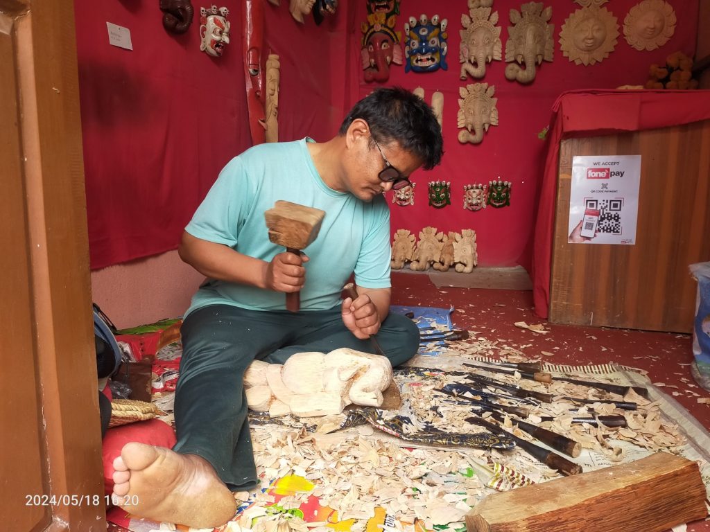 मुकुण्डोमा छिना र हम्मरले कला भर्दै बडु, भन्छन् जिन्दगी यसैमा बित्ने भयाे