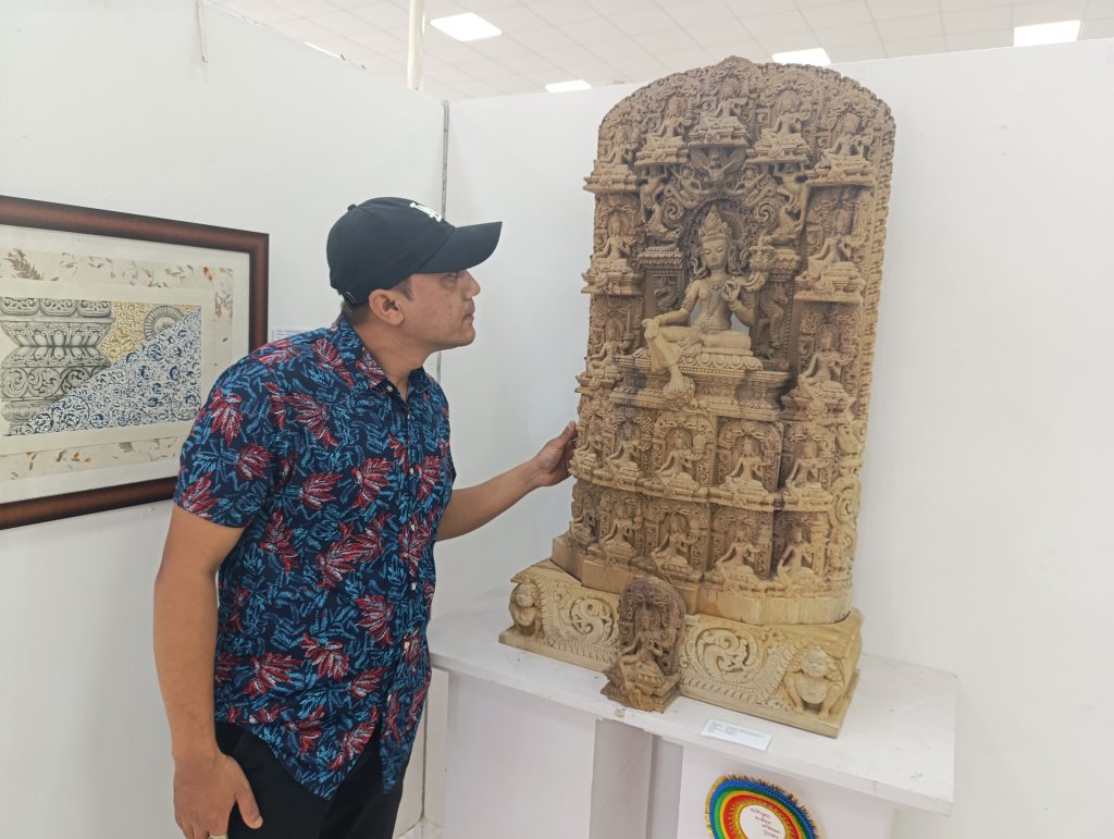 मूर्तीकलाले जित्यो तुलाधरले एक लाख पुरस्कार