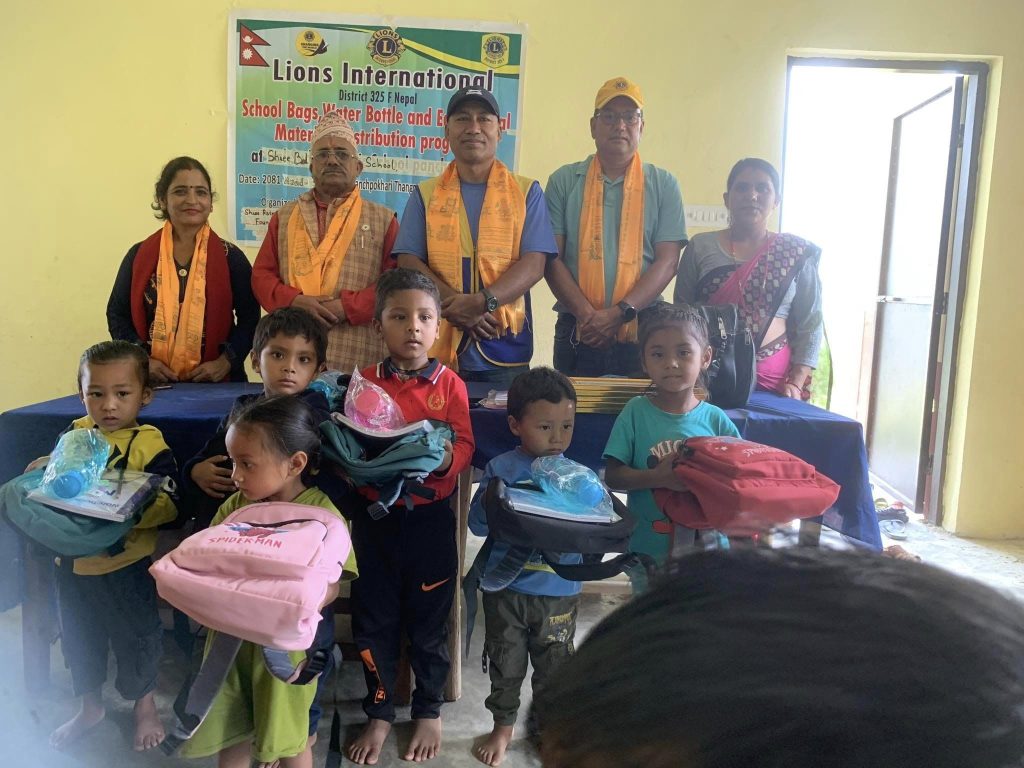 रत्न छत्र हिमालय फाउन्डेसनकाे समन्वयमा बाल ज्योति आधारभूत विद्यालयलाई शैक्षिक सामग्री