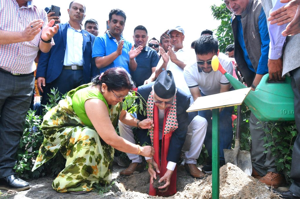राष्ट्रिय युवा सङ्घ नेपालकाे ‘एक युवा पाँच बिरुवा’ अभियान, अध्यक्ष ओलीले राेपे रुद्राक्ष