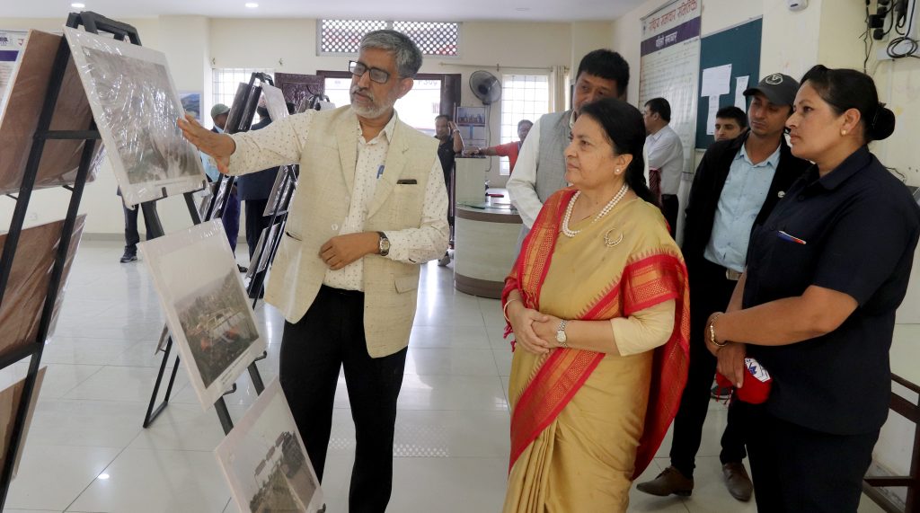 पूर्वराष्ट्रपति भण्डारीद्वारा रासस तस्बिर प्रदर्शनीको अवलोकन