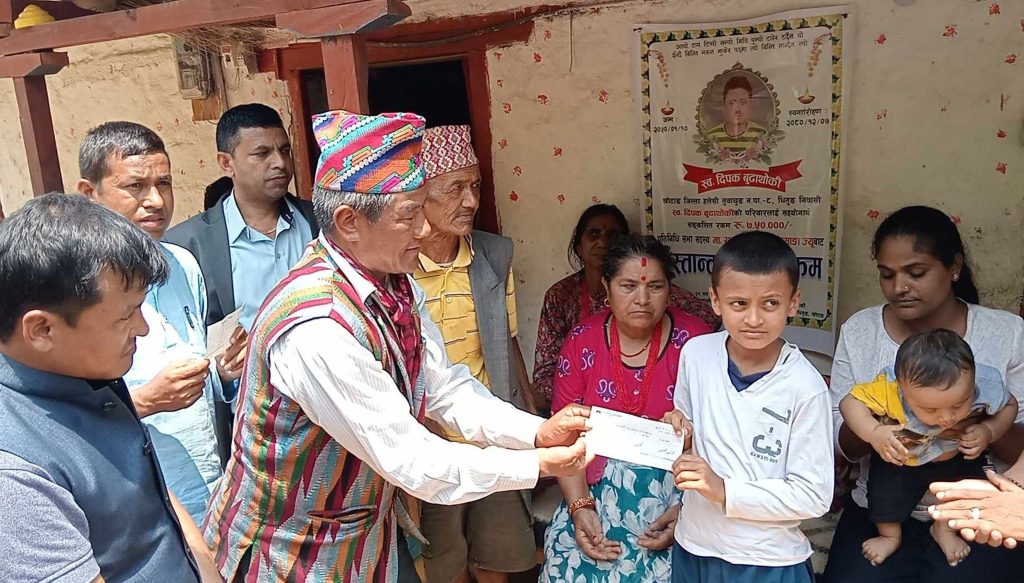 वैदेशिक रोजगारीमा ज्यान गुमाएका हलेसीका दीपकको परिवारलाई आर्थिक सहयोग