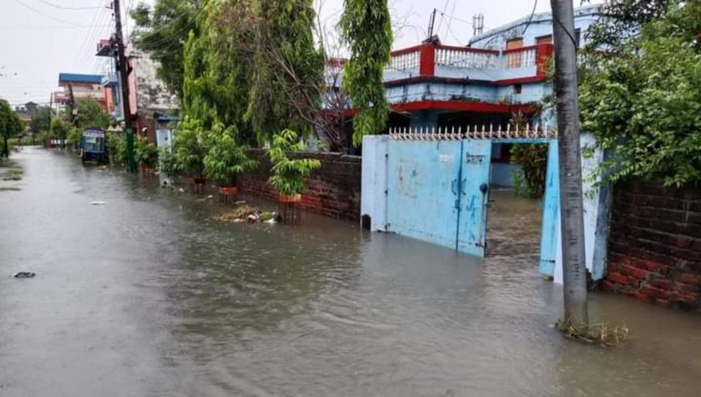 विराटनगरमा खाेलाकाे बाढी बस्तीमा पस्दा ५ सय बढी घर डुबानमा