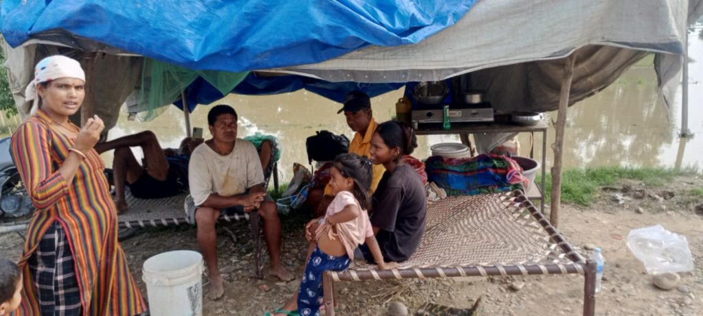 टीकापुरमा बस्ती जलमग्न भएपछि चारसय सतासी परिवार विस्थापित, विस्थापित भन्छन् ‘डुबान क्षेत्रमा जानसक्ने अवस्था छैन’