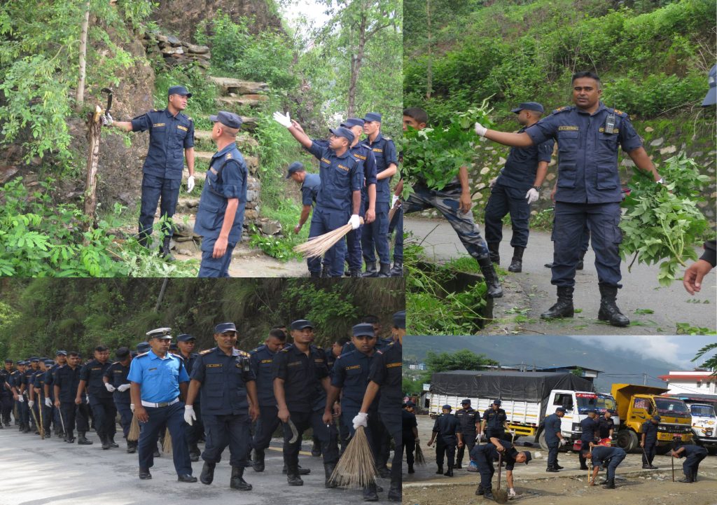 रामेछाप प्रहरीले गर्याे सडक सरसफाई, अभियानकै रूपमा प्रत्यक हप्ता गरिने