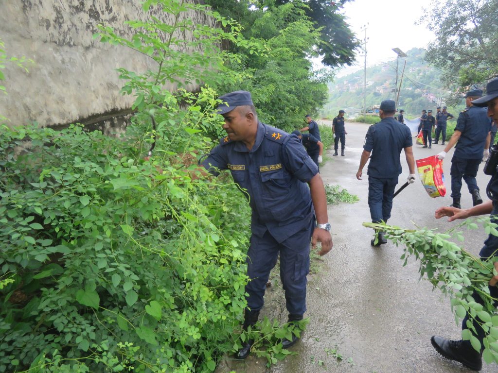 सुरक्षासंगै सरसफाइमा पनि सकृय रामेछाप प्रहरी