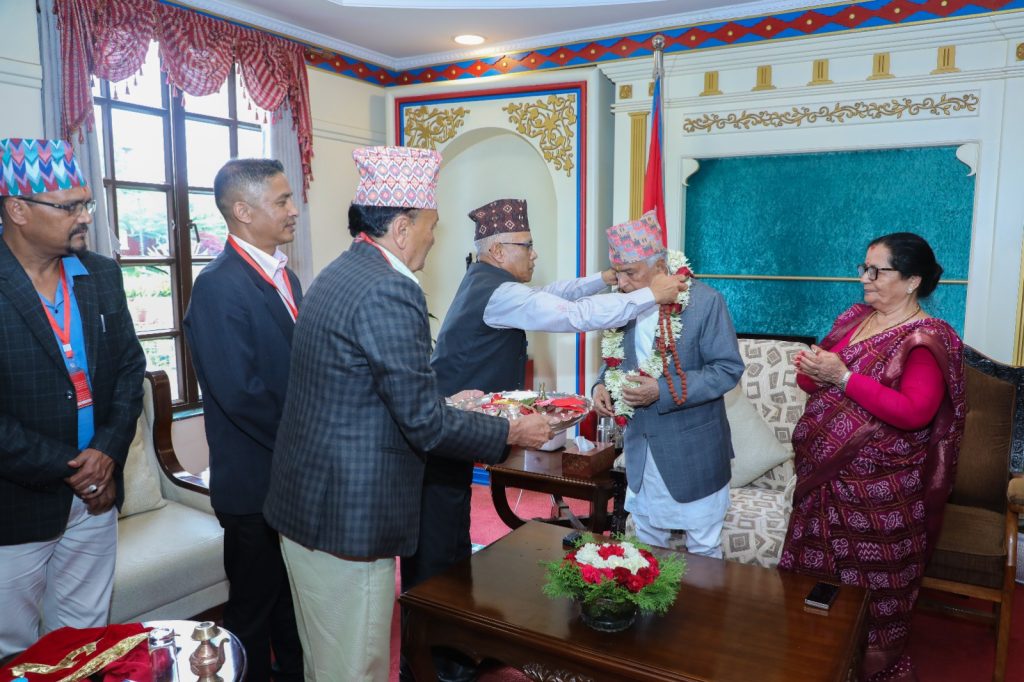 राष्ट्रपतिलाई दोलखा भीमेश्वर मन्दिरको महाप्रसाद प्रदान