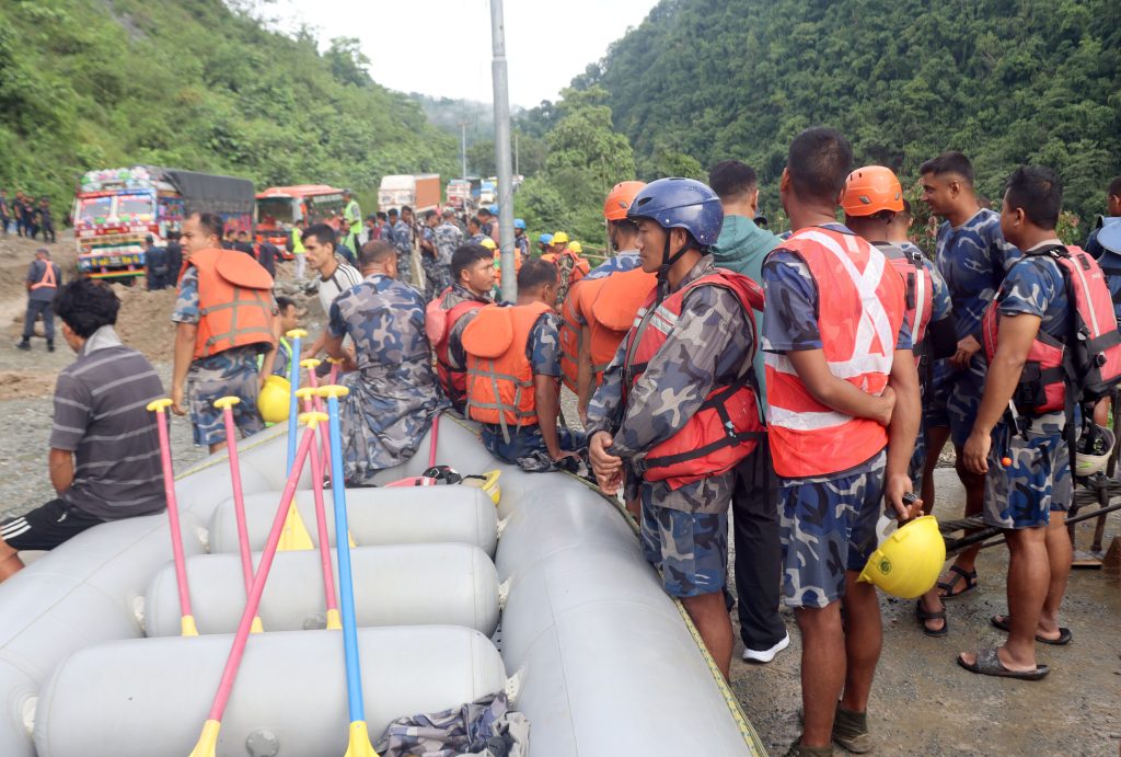 सिमलताल पहिरो : १२औँ दिन पनि प्राविधिक टोलीद्वारा बससहितका यात्रुको खोजी जारी