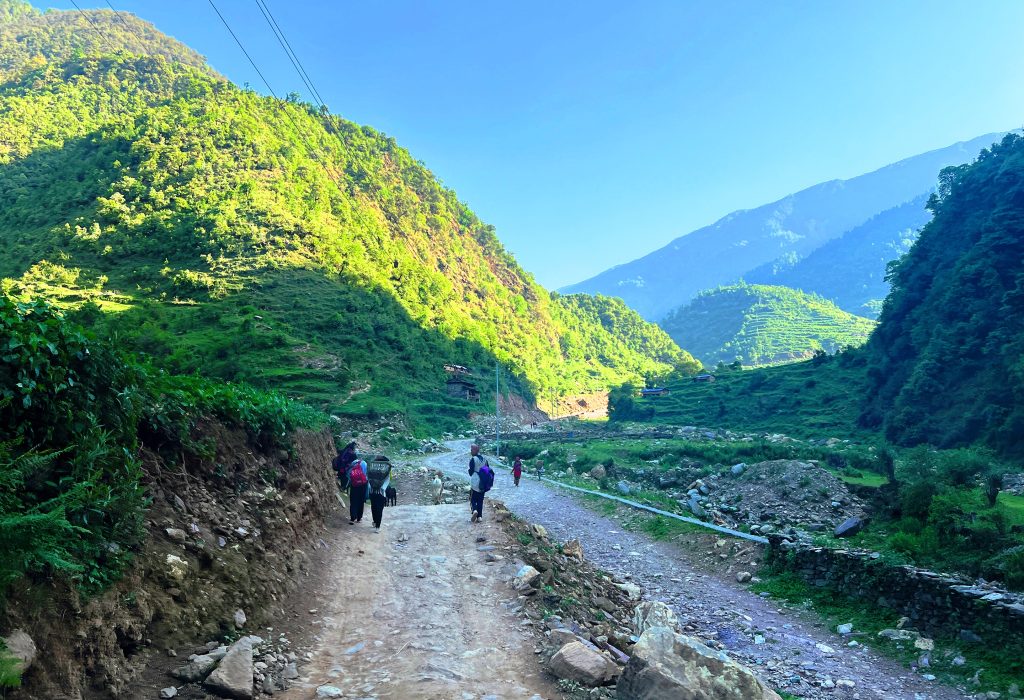 ढोरपाटन पुग्ने सडकको दुरावस्थाले पर्यटकलाई सास्ती