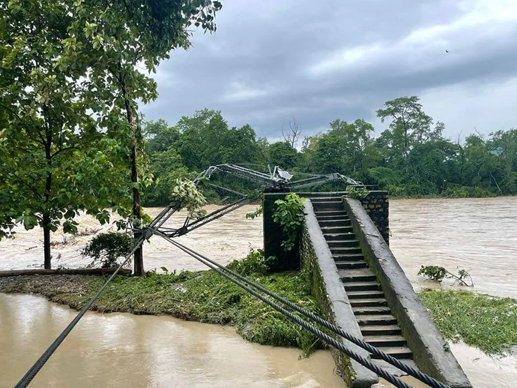 नारायणी नदीको बाढीले झोलुङ्गे पुल बगायो