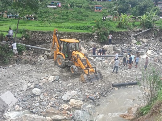 बागलुङ बजारमा पानीको पाइप बगेपछि खानेपानी अभाव