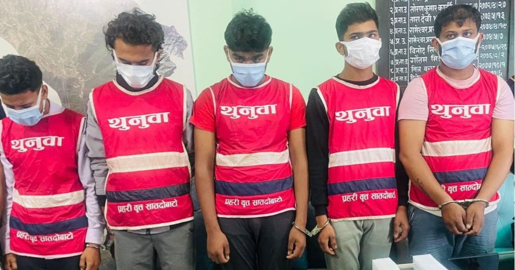 ललितपुरमा एक भारतीय नागरिकको फ्‍ल्याटमा प्रहरीकाे छापा, ५० लाख नगधसहित पाँच जना पक्राउ