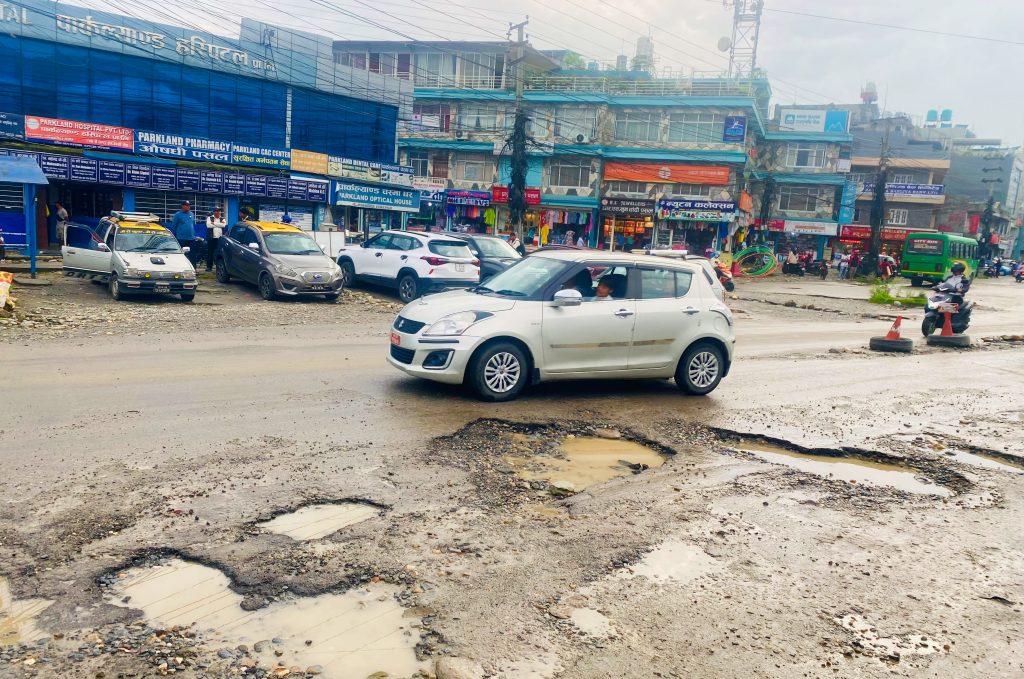 पोखरा जोड्ने मुख्य राजमार्गकाे खाल्डाखुल्डीले यात्रा जोखिमपूर्ण