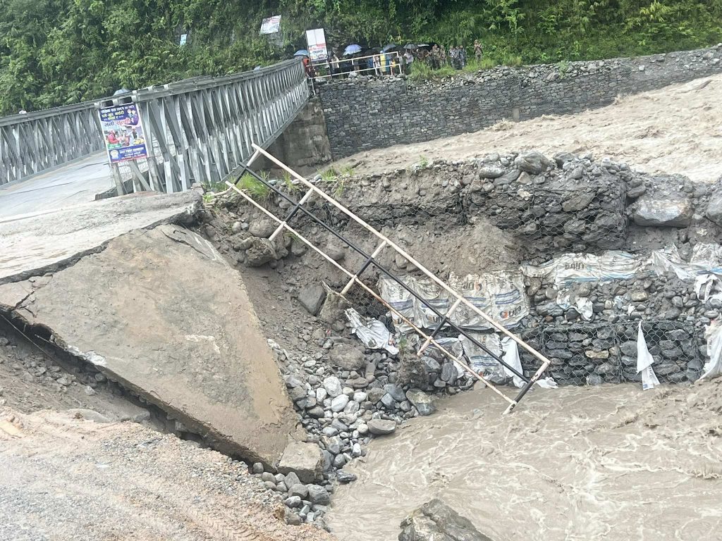 मेलम्चीको बाढीले बेलीब्रिज बगाउने खतरा, जोगाउने प्रयास जारी