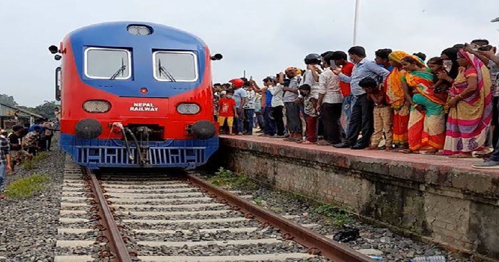 रेलले च्यापिएर धनुषामा एक युवककाे दुवै खुट्टा चुँडियाे
