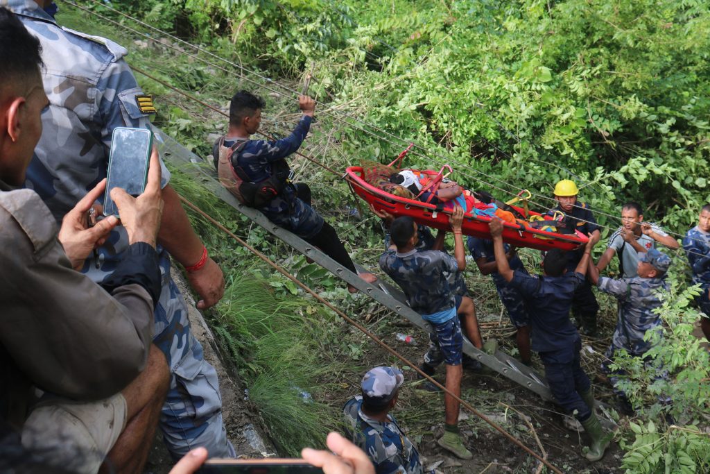 भारतीय यात्रुवाहक बस दुर्घटना : २७ जनाको मृत्यु, १६ घाइेतलाई हेलिकप्टरमार्फत काठमाडौँ ल्याइयो