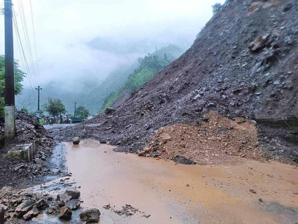नारायणगढ–मुग्लिन सडकखण्डमा गुडिरहेको माइक्रोबसमा ढुङ्गा खस्दा दुईजना घाइते