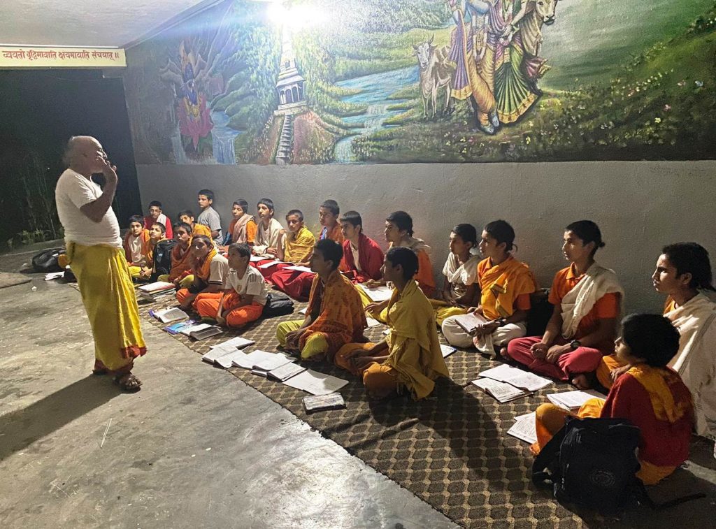 ल्यान्डफिल साइटका कारण प्रदूषण बढेपछि कक्षाकोठा छोडेर मन्दिरमा पढ्दै विद्यार्थी