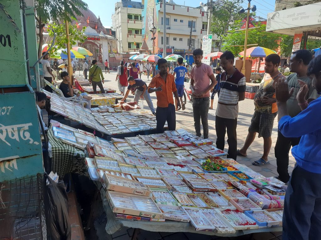 ‘रेडिमेड’ले विस्थापित ग-यो हातले बुन्ने राखी, सीमावर्ती बजारले घट्याे राखीको व्यापार 