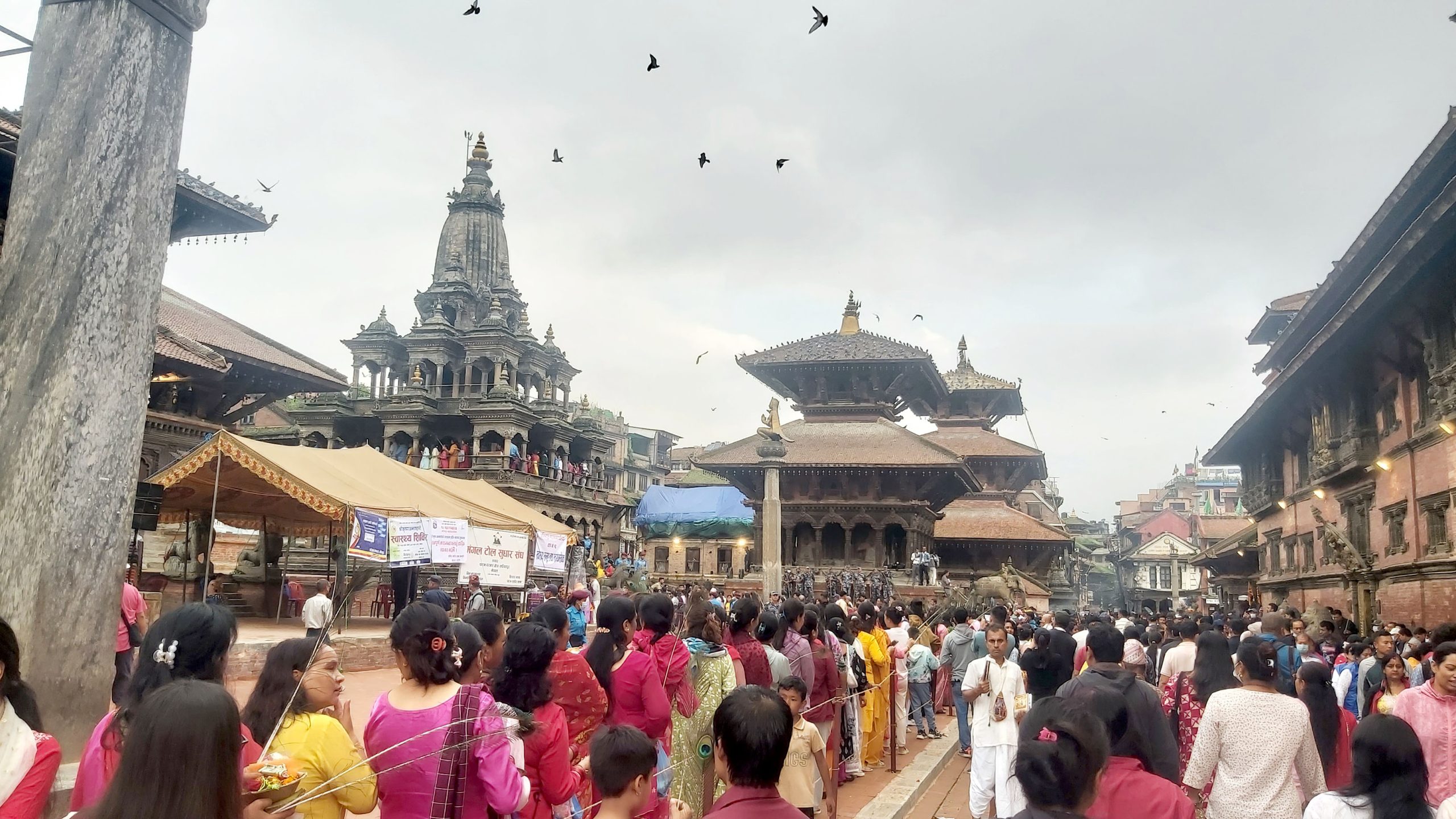 ‘श्रीकृष्णजन्माष्टमी’ : पाटनस्थित कृष्ण मन्दिरमा दर्शनार्थीको घुइँचो(तस्बिरहरू)
