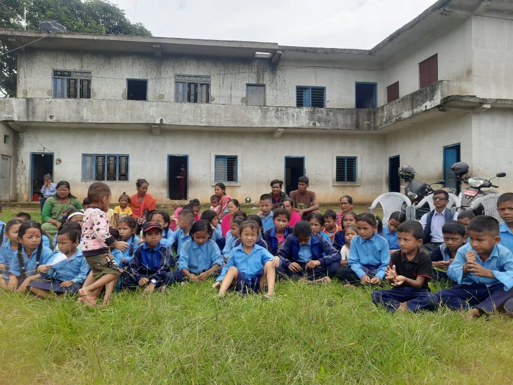 सहाराविहीन विद्यार्थी पढाइरहेका प्रअ भन्नुहुन्छ, ‘बोर्ड पनि फेर्न सकिएन’
