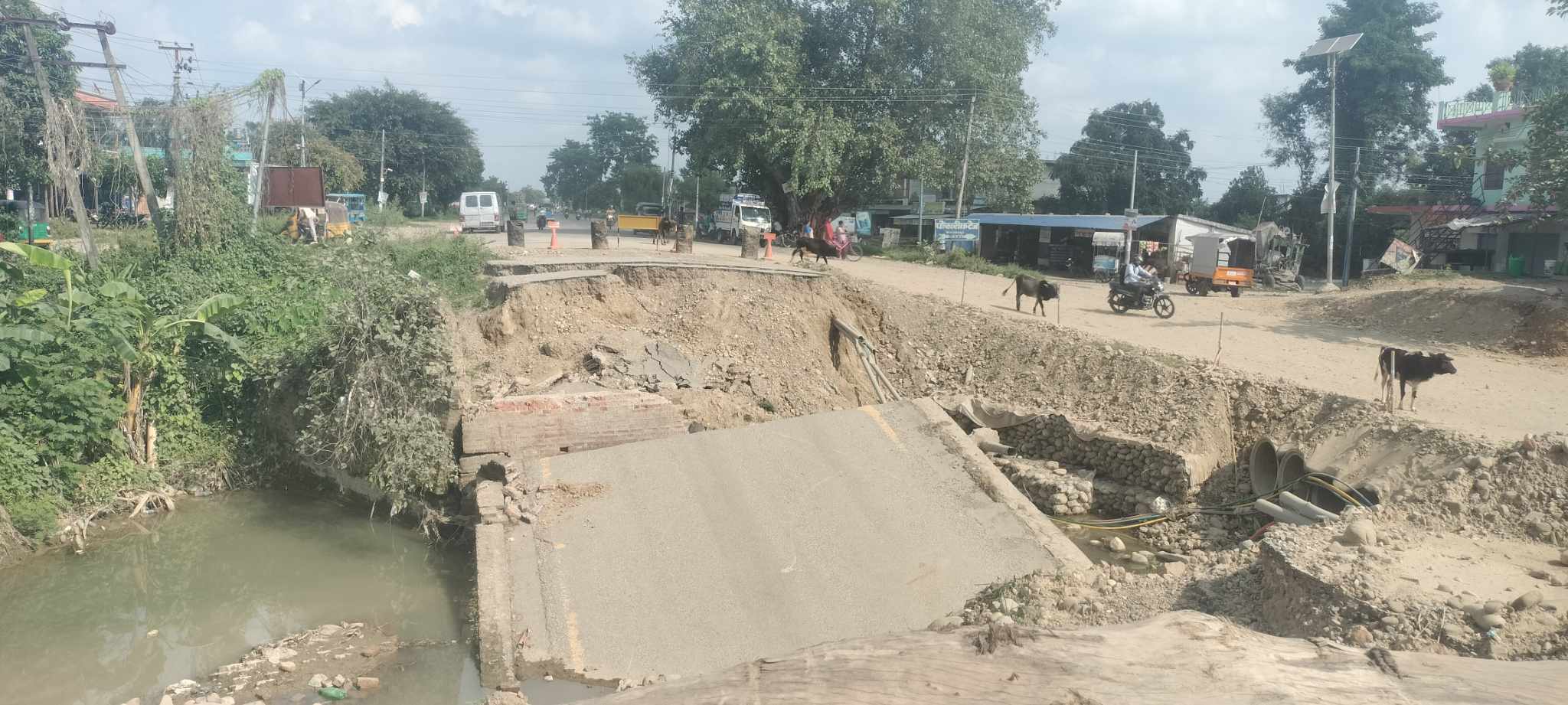 भत्किएको कल्भर्ट नबन्दा कञ्चनपुरको वेदकोटका स्थानीयमा आवातजावतमा सास्ती