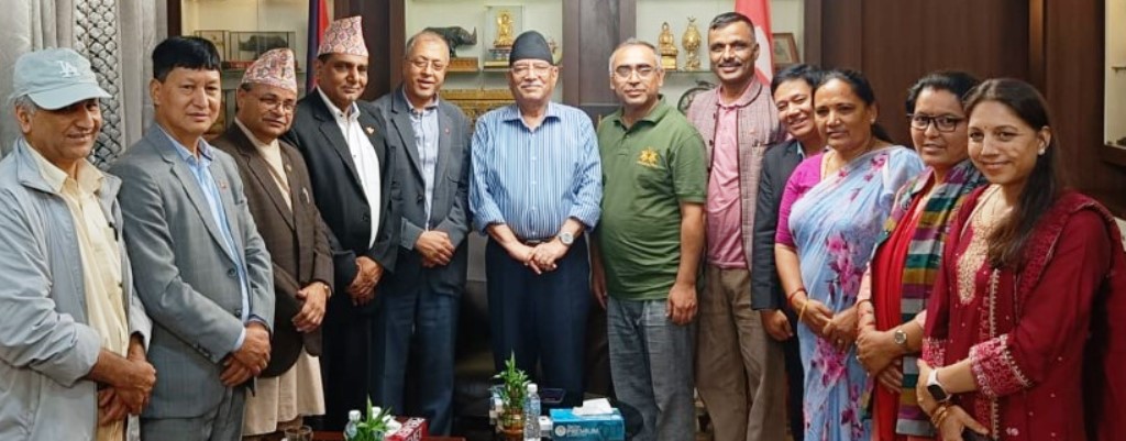 प्रचण्ड निवासमा एमालेका नेताहरुको भेटवार्ता ।। बालेनको परिपत्रका संवन्धमा गम्भीर छलफल ।। पुनरावलोकनमा जाँदा समर्थन हुने ।।।