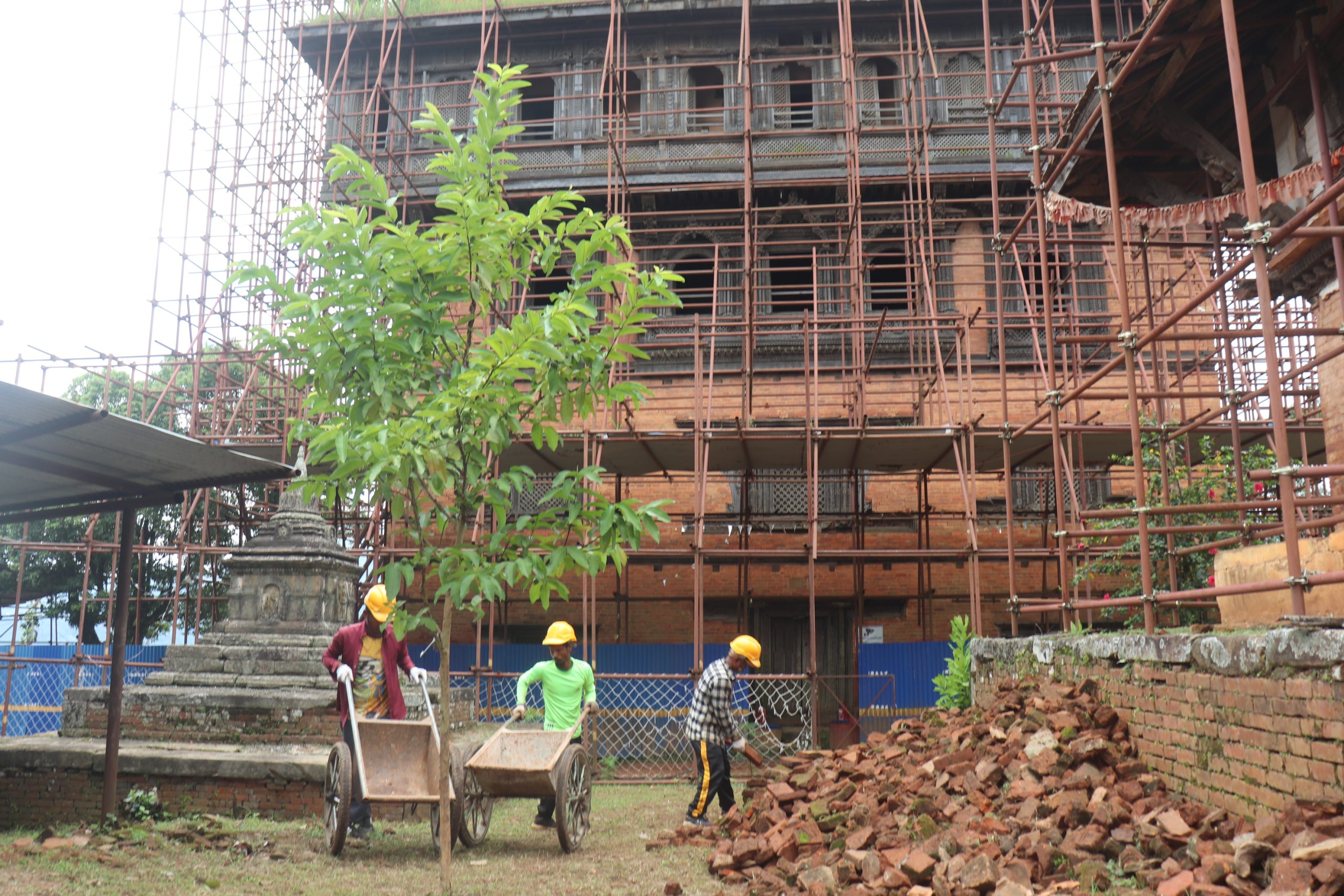 भूकम्पले भत्काएकाे नौ वर्ष बितेपछि नुवाकोटको साततले दरबार पुनःनिर्माणमा, जुटे चिनियाँ