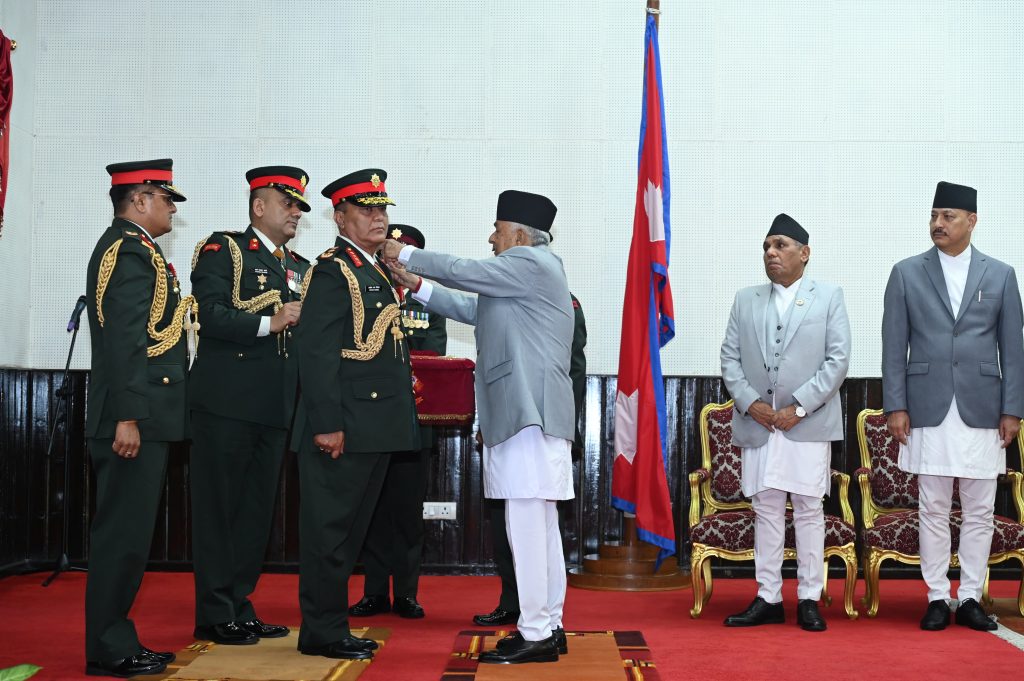 राष्ट्रपतिद्वारा नवनियुक्त प्रधानसेनापतिलाई दर्ज्यानी चिह्न प्रदान