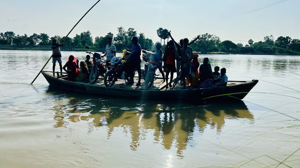 अझै डुङ्गाकै सहारामा सिरहा र धनुषावासी, १३ वर्षदेखि पुल अधुरै