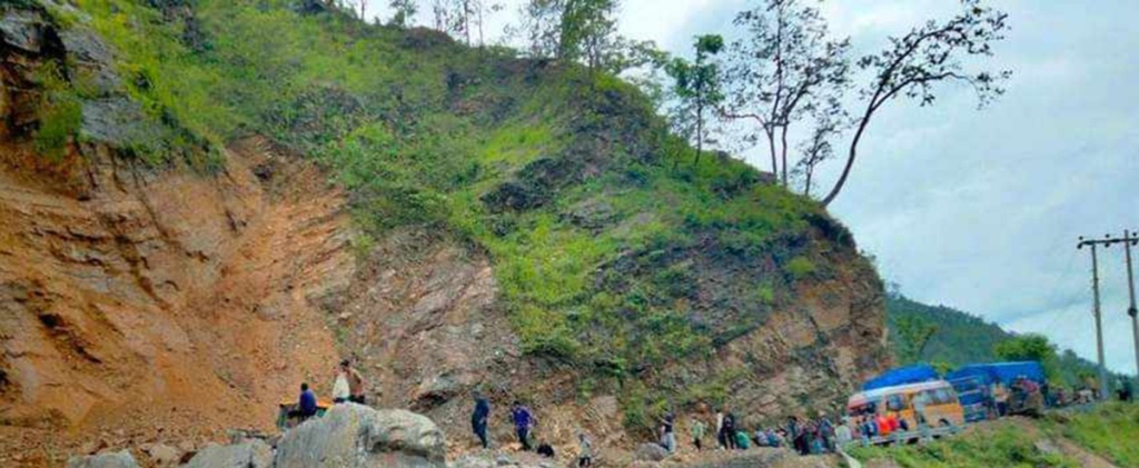 पहिरो जाँदा फेरि कर्णाली राजमार्ग अवरुद्ध