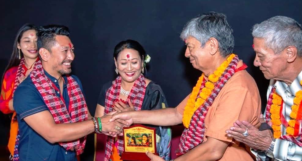 सरिता महर्जनको गीतमा मदनकृष्णको सम्मान