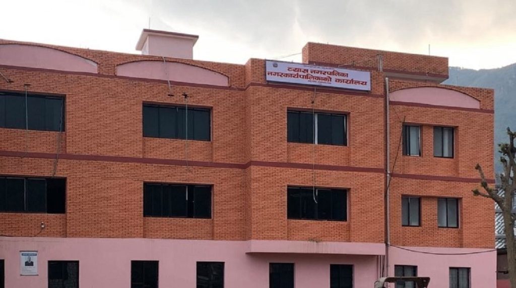 असहाय बालबालिकालाई पढाउँदै व्यास नगरपालिका