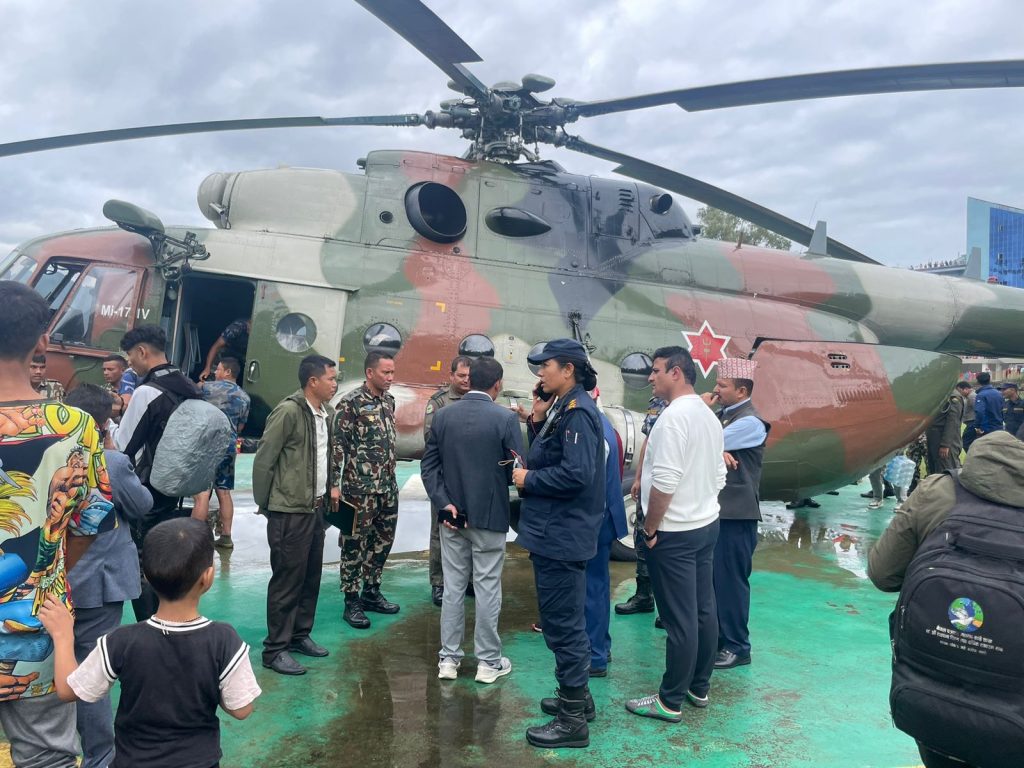 काभ्रेको रोशीमा फसेका नागरिककाे उद्धारका लागि सेनाकाे हेटिकप्टर परिचालन