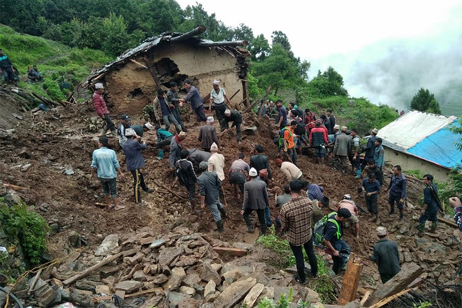 पहिरोमा पुरिएका बारेकोट गाउँपालिकाका वडा सदस्य दम्पती मृत फेला