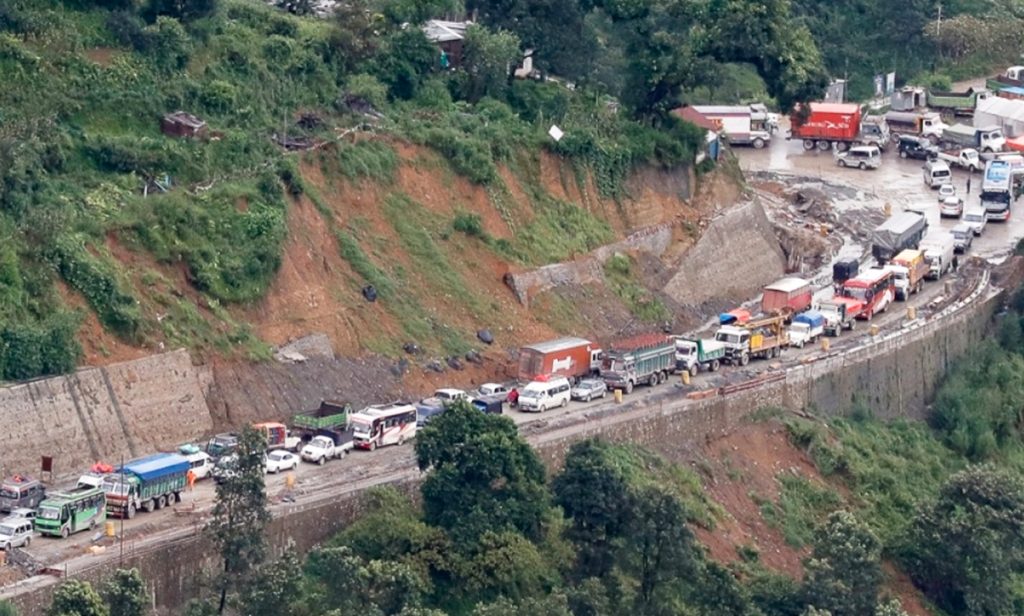 नारायणगढ–मुग्लिन सडककाे नौ किलोमा सडक भासियो, एकतर्फी यातायात सञ्चालन