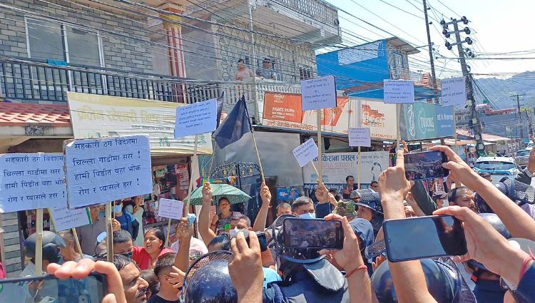 सहकारी बचतकर्ता पिडितहरूले देखाए रवि लामिछानेलाई कालो झण्डा