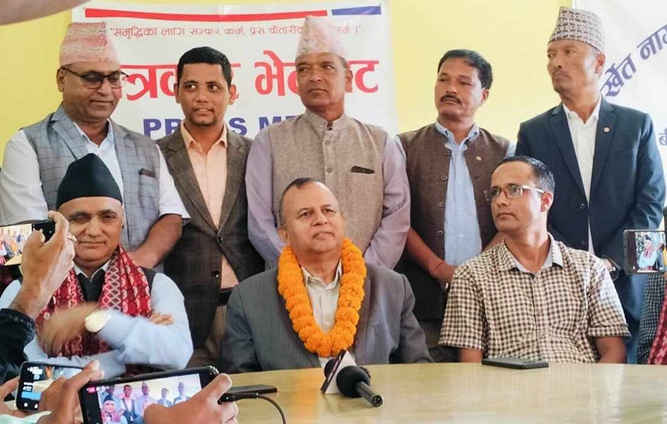 प्रचण्डको असंसदीय राजनीतिले सदनमा किचलो, सत्ताबाहिर पुगेपछि अतिवादी अभिव्यक्ति दिँदै