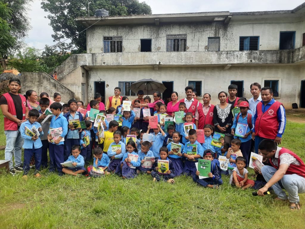 फालिएका बोत्तल बेचेर दाङकाे तुलसीपुरमा विद्यार्थीलाई शैक्षिक सामग्री