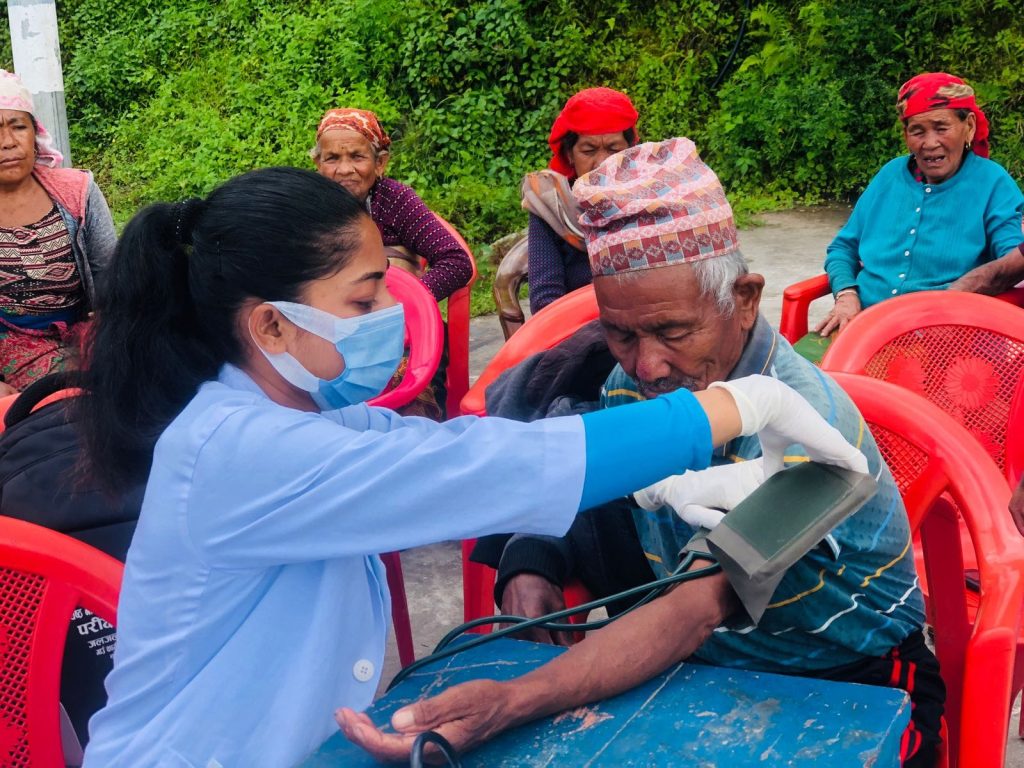 जलजलामा विपन्न जेष्ठ नागरिकको स्वास्थ्य परीक्षण