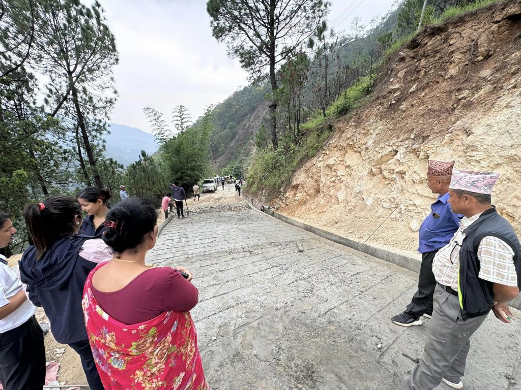 देउसीभैलो खेलेर सङ्कलित रकमले मोदीका स्थानीयले गरे सडक ढलान