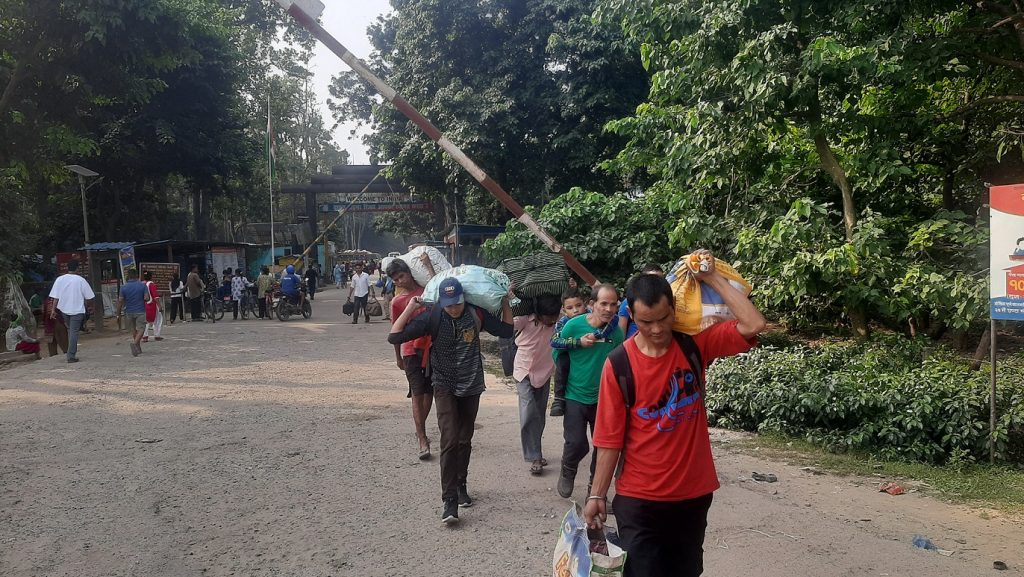 चाडपर्व नजिकिएसँगै भारत गएका नेपालीहरु घर फर्कंदै
