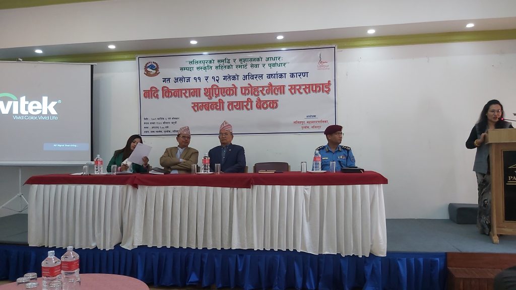 ललितपुर महानगरले बाढी नदी किनारामा थुपारेको फोहर सफा गर्दै