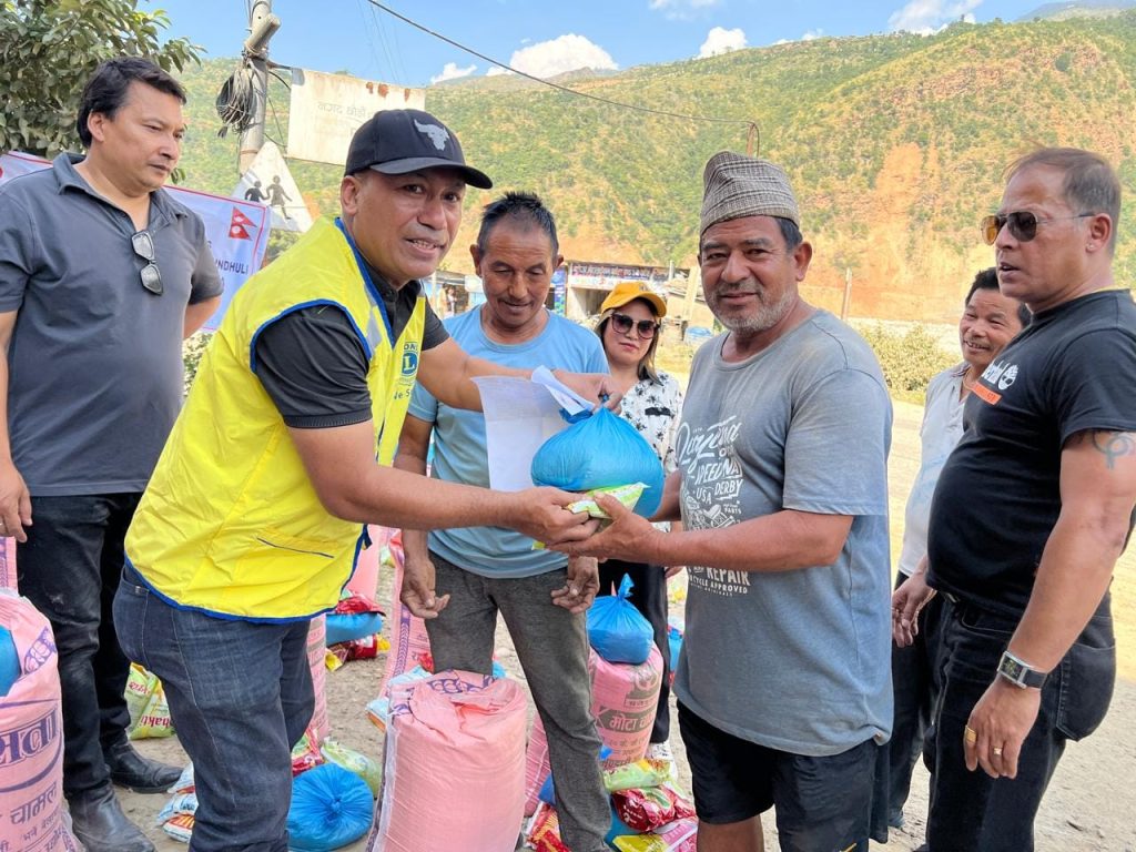 रत्न-छत्र फाउन्डेसनले गरे सिन्धुलीका बाढीपीडितलाई सहयोग, चाडपर्वकाे समयमा खुसी भए गजुरीदहका स्थानीय