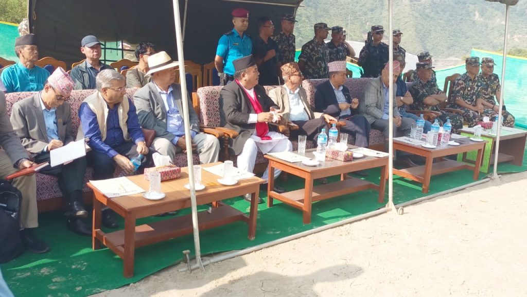 गृह,भौतिक र रक्षा मन्त्री बाढी प्रभावित क्षेत्र सिन्धुलीमा