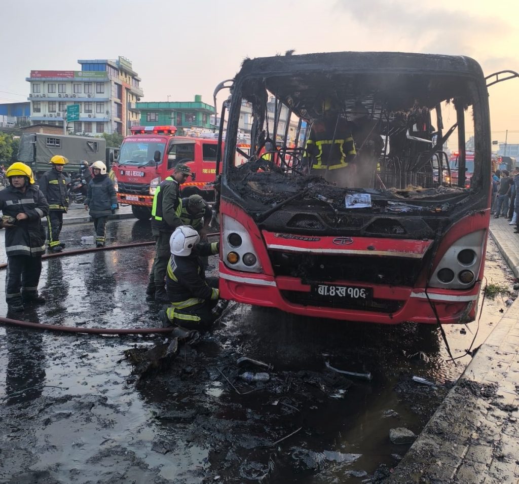ललितपुरको सातदोबाटोमा रोकेर राखेको बसमा आगलागी