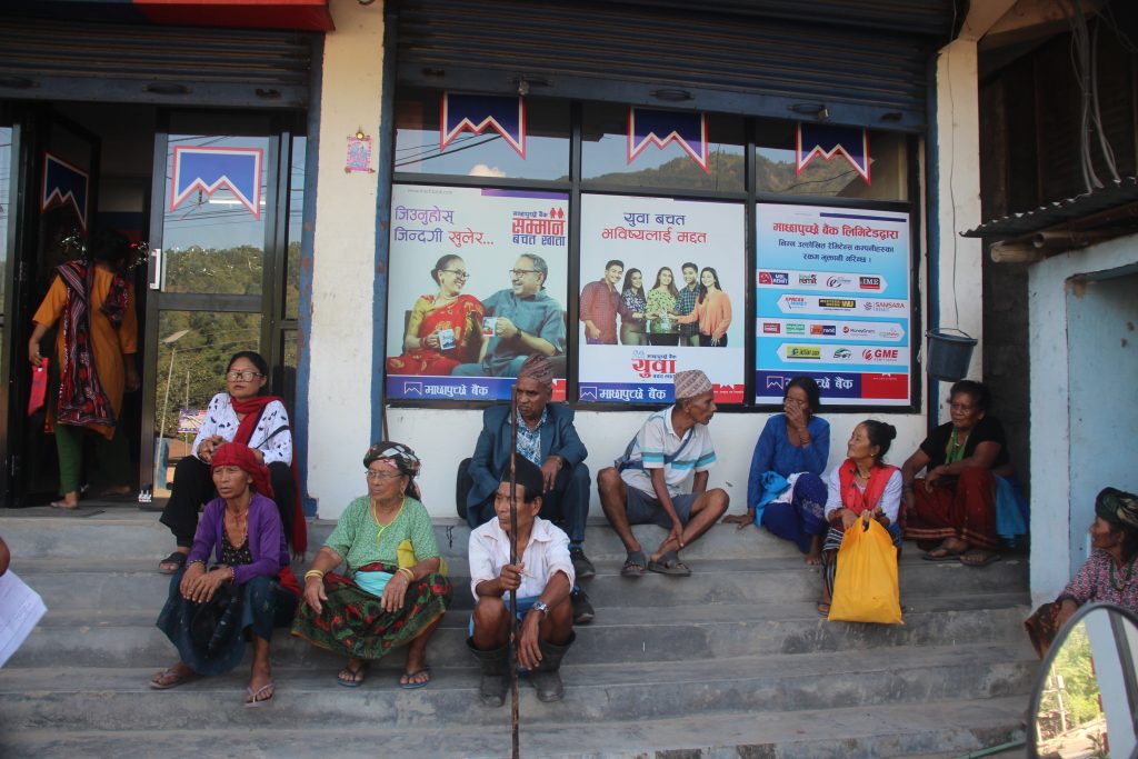 इच्छाकामनाका वृद्धवृद्धालाई बैंकबाट भत्ता लिन सास्ती