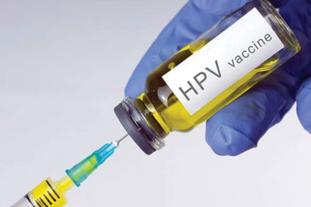 किशोरीलाई पाठेघरको मुखको क्यान्सरविरुद्ध खोप लगाइने