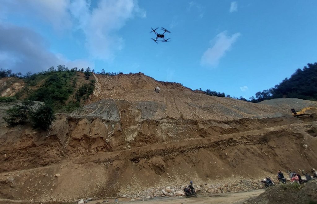काभ्रेमा बाढीपहिरोले सडक अवरुद्ध भएपछि बस्तीमा ड्रोनमार्फत खाद्यान्न पठाइँदै